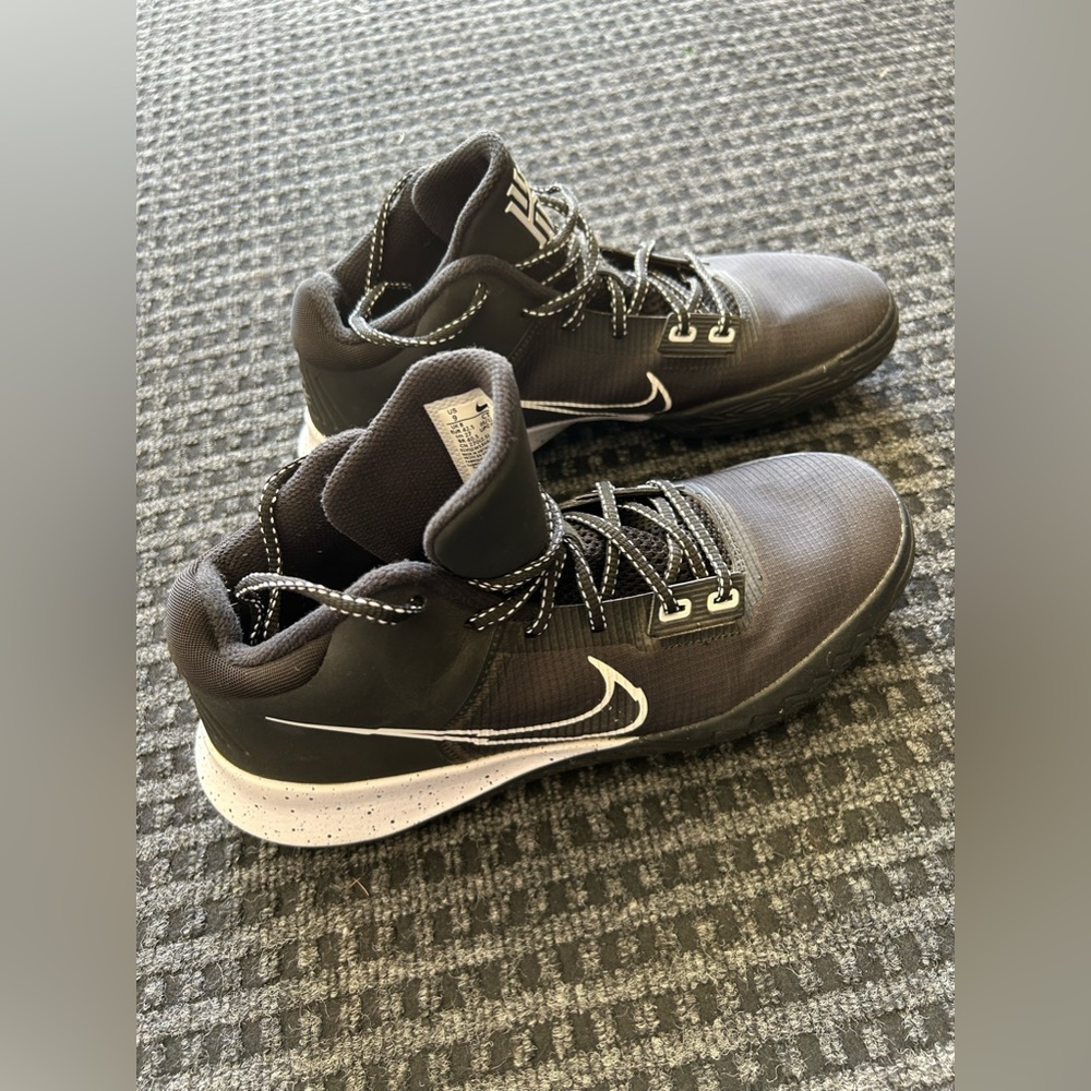 Nike Men’s Black Kyries Size 9
